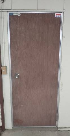 県南サッシトーヨー住器の倉庫入口ドア　汎用ドア　リフォームの施工前の写真1