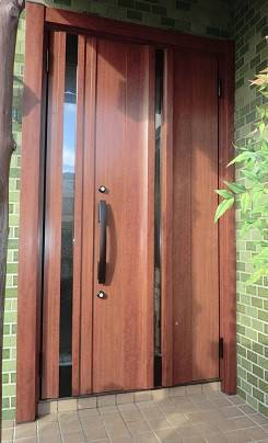 県南サッシトーヨー住器の玄関が変われば、暮らしが変わる。重厚デザイン　LIXIL 玄関リフォーム【リシェント】の施工後の写真1