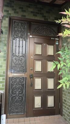 県南サッシトーヨー住器の玄関が変われば、暮らしが変わる。重厚デザイン　LIXIL 玄関リフォーム【リシェント】の施工前の写真1