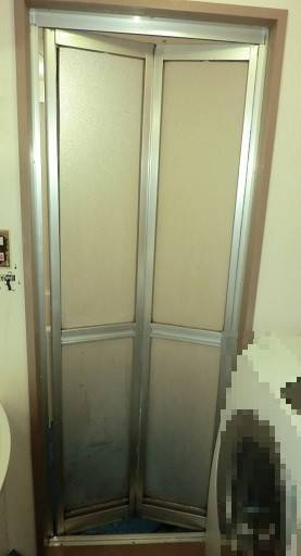 県南サッシトーヨー住器の浴室中折ドア　カバー工法の施工前の写真1