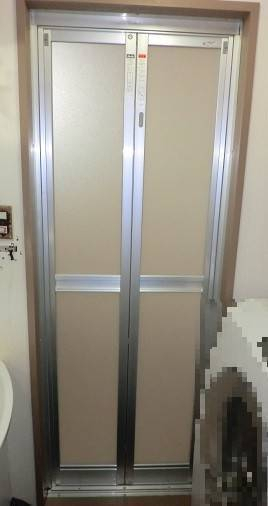 県南サッシトーヨー住器の浴室中折ドア　カバー工法施工事例写真1