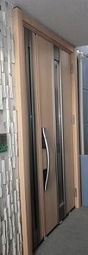 県南サッシトーヨー住器の防犯性の高い玄関ドア　リフォーム　リシェントの施工後の写真1