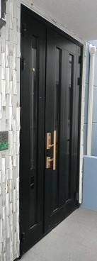 県南サッシトーヨー住器の防犯性の高い玄関ドア　リフォーム　リシェントの施工前の写真1