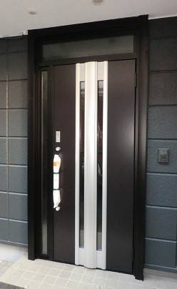 県南サッシトーヨー住器の断熱性能アップ・防犯性アップ　玄関ドアへリフォーム　LIXIL　リシェントの施工後の写真1