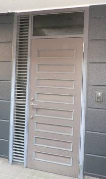 県南サッシトーヨー住器の断熱性能アップ・防犯性アップ　玄関ドアへリフォーム　LIXIL　リシェントの施工前の写真1