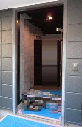 県南サッシトーヨー住器の断熱性能アップ・防犯性アップ　玄関ドアへリフォーム　LIXIL　リシェントの施工前の写真2