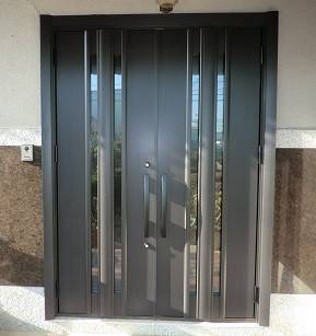 県南サッシトーヨー住器の玄関引戸から玄関ドアへリフォーム　LIXIL　１dayリフォーム　リシェントの施工後の写真1
