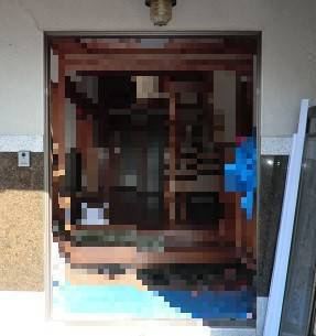 県南サッシトーヨー住器の玄関引戸から玄関ドアへリフォーム　LIXIL　１dayリフォーム　リシェントの施工前の写真2