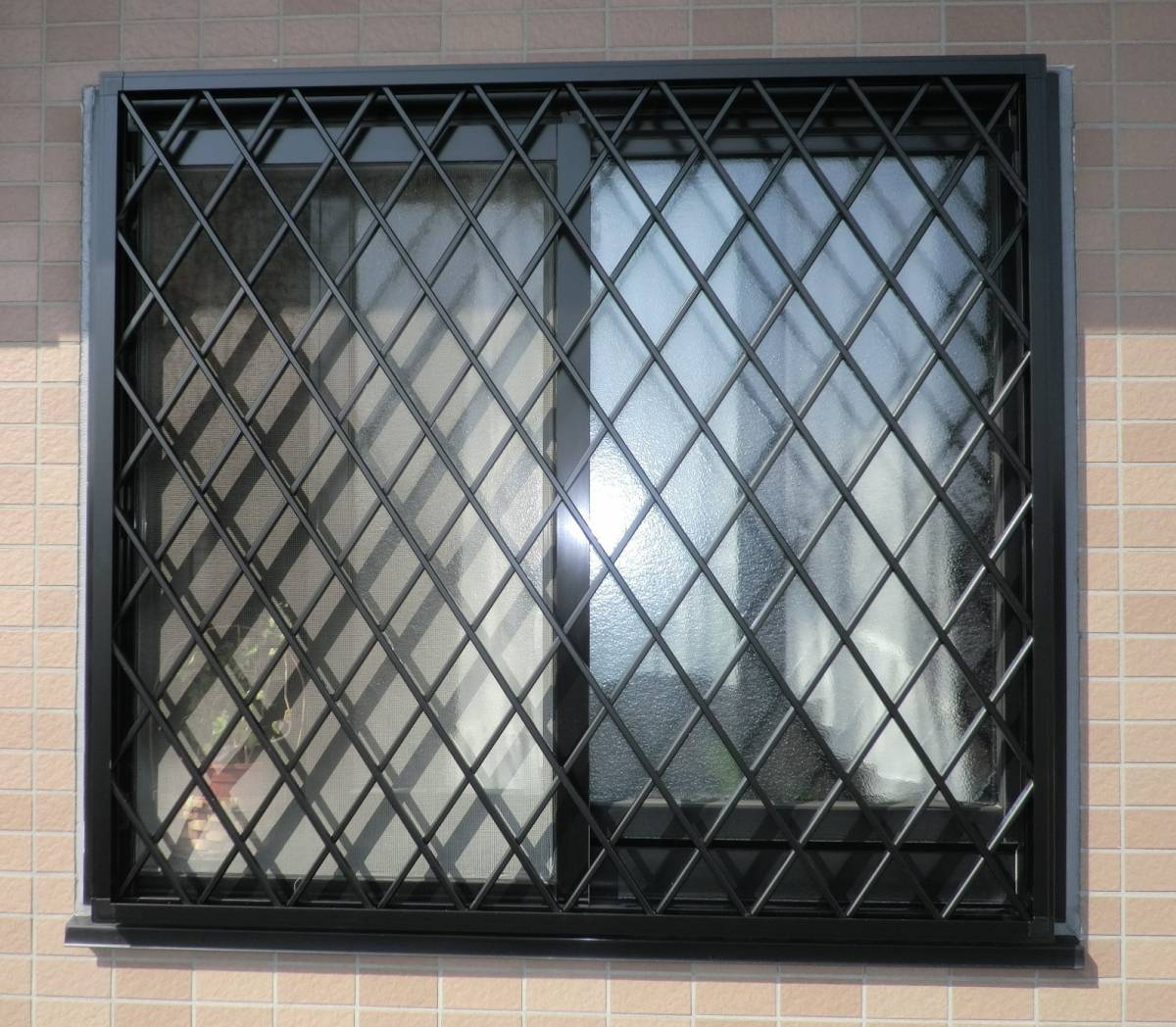 県南サッシトーヨー住器の防犯対策がされている家　リビング窓　ヒシクロス面格子　取付の施工後の写真1