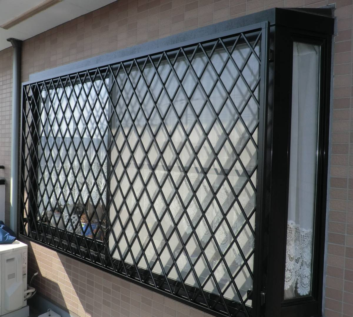 県南サッシトーヨー住器の防犯対策がされている家　リビング窓　ヒシクロス面格子　取付の施工後の写真2