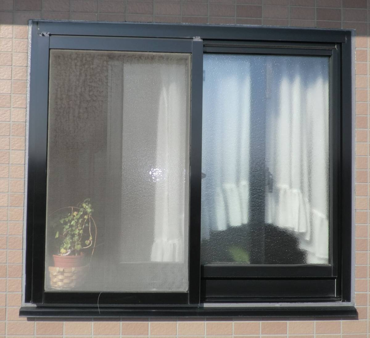 県南サッシトーヨー住器の防犯対策がされている家　リビング窓　ヒシクロス面格子　取付の施工前の写真1