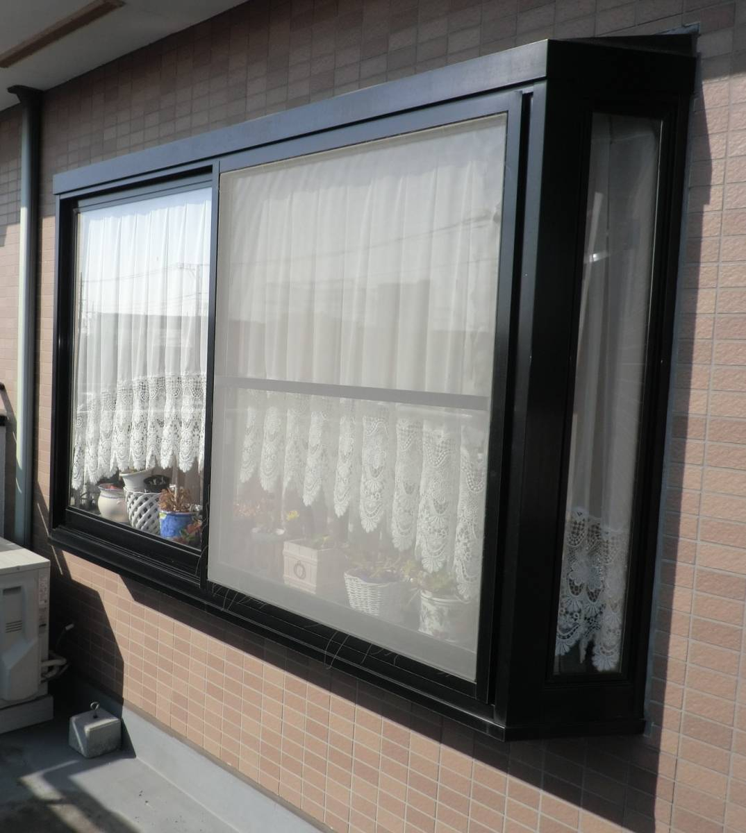 県南サッシトーヨー住器の防犯対策がされている家　リビング窓　ヒシクロス面格子　取付の施工前の写真2