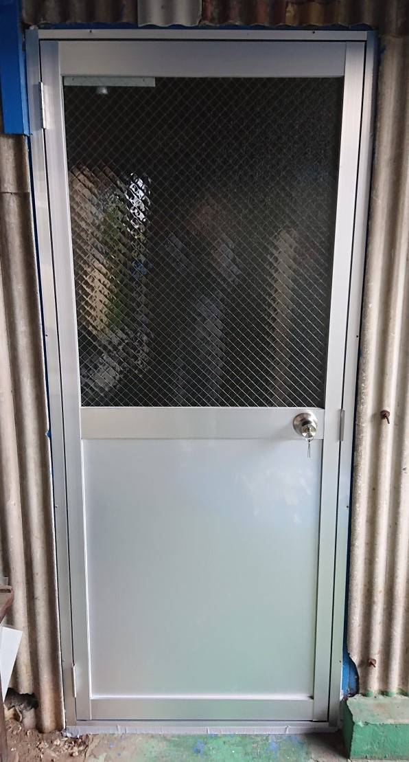 県南サッシトーヨー住器の工場出入口扉交換　汎用ガラスドア　ロンカラーガラスドアの施工後の写真1