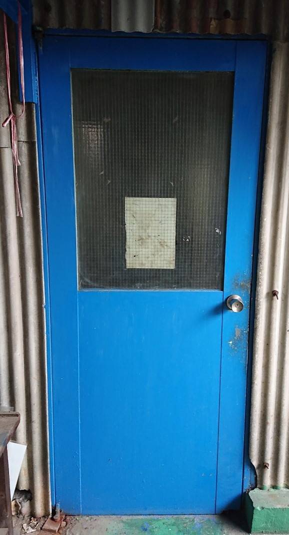 県南サッシトーヨー住器の工場出入口扉交換　汎用ガラスドア　ロンカラーガラスドアの施工前の写真1