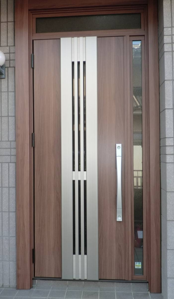 県南サッシトーヨー住器の玄関リフォーム　トステム　リシェント　１日で玄関ドアリフォーム　カバー工法の施工後の写真1