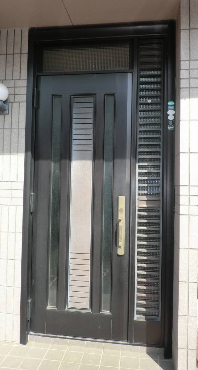 県南サッシトーヨー住器の玄関リフォーム　トステム　リシェント　１日で玄関ドアリフォーム　カバー工法の施工前の写真1