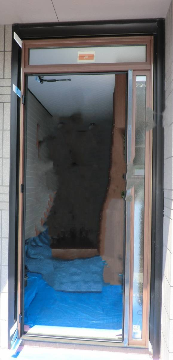 県南サッシトーヨー住器の玄関リフォーム　トステム　リシェント　１日で玄関ドアリフォーム　カバー工法の施工前の写真2