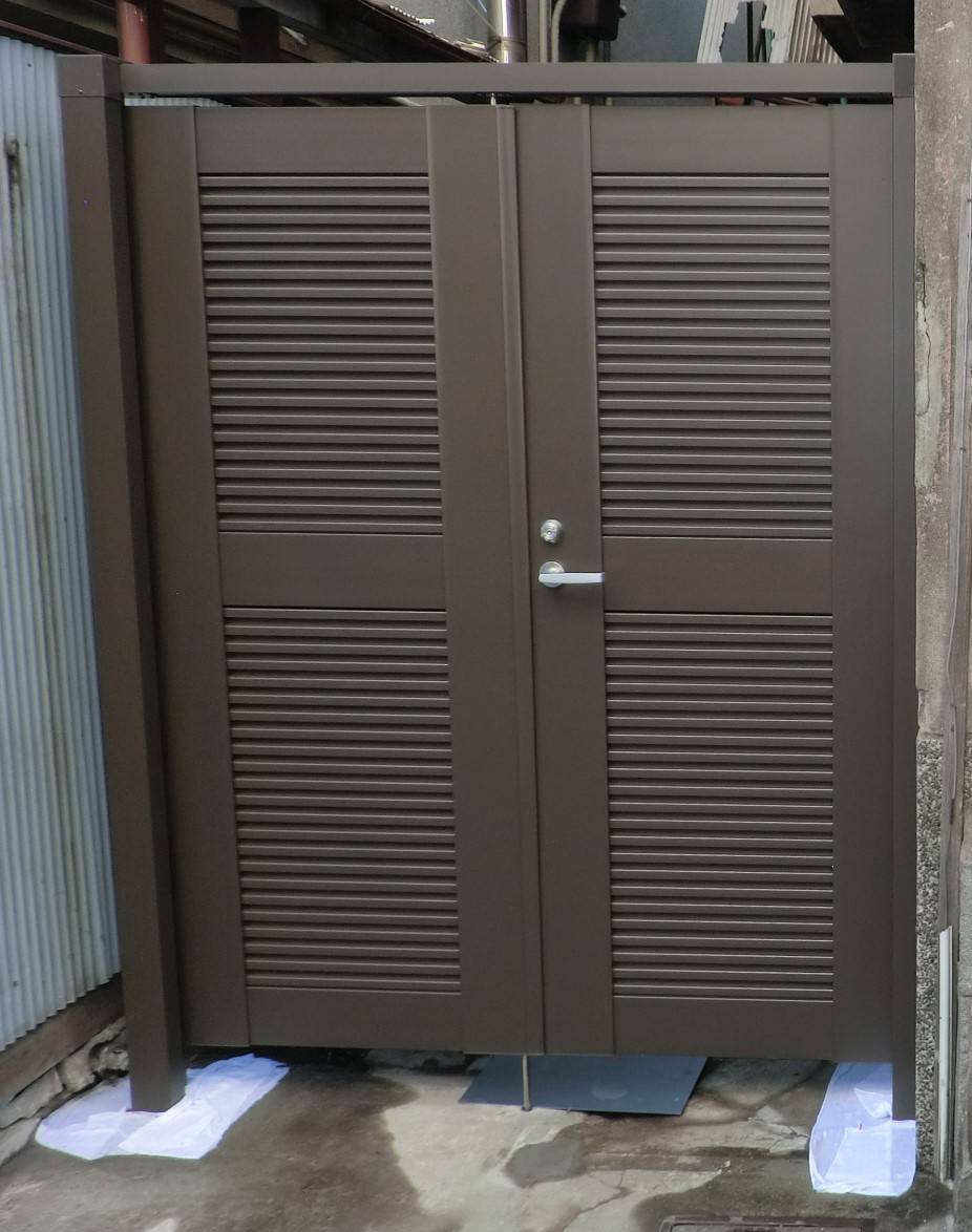 県南サッシトーヨー住器のエクステリア　安心の強さとやわらかなデザインを兼ね備えた LIXIL『マンション用大型通用口門扉』の施工後の写真1