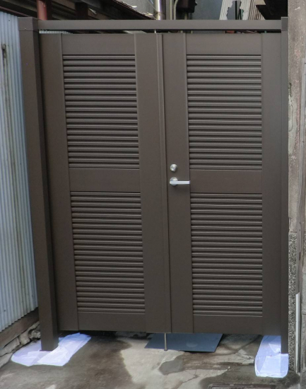 県南サッシトーヨー住器のエクステリア　安心の強さとやわらかなデザインを兼ね備えた LIXIL『マンション用大型通用口門扉』施工事例写真1