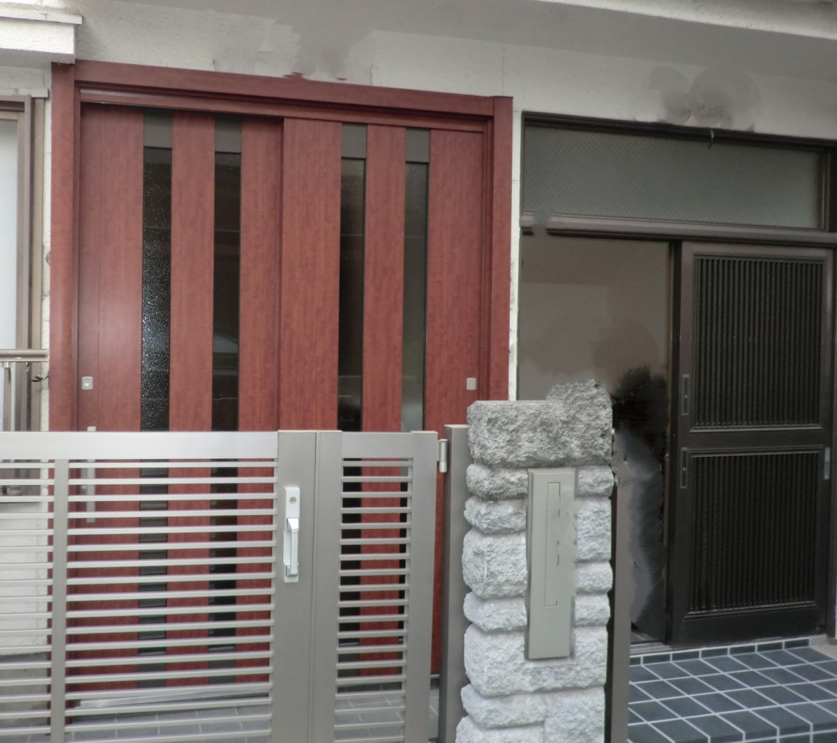 県南サッシトーヨー住器の１日で玄関を一新！　玄関引戸リフォーム　二世帯住宅　ガラス部断熱性能アップ！おすすめ『ＰＧ仕様』の施工前の写真2