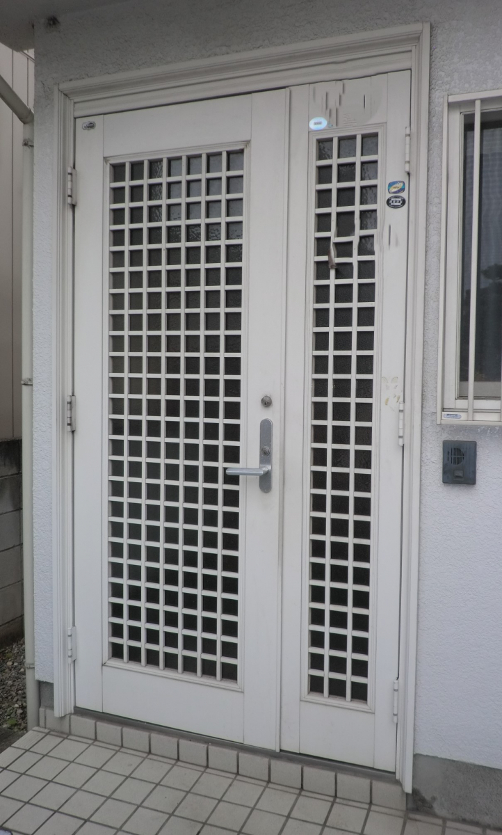 県南サッシトーヨー住器のお住まいの地域に応じて、最適な ❝ 断熱性能 ❞ の玄関ドアをご提案させていただきます。の施工前の写真1