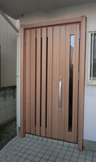 県南サッシトーヨー住器のお住まいの地域に応じて、最適な ❝ 断熱性能 ❞ の玄関ドアをご提案させていただきます。施工事例写真1