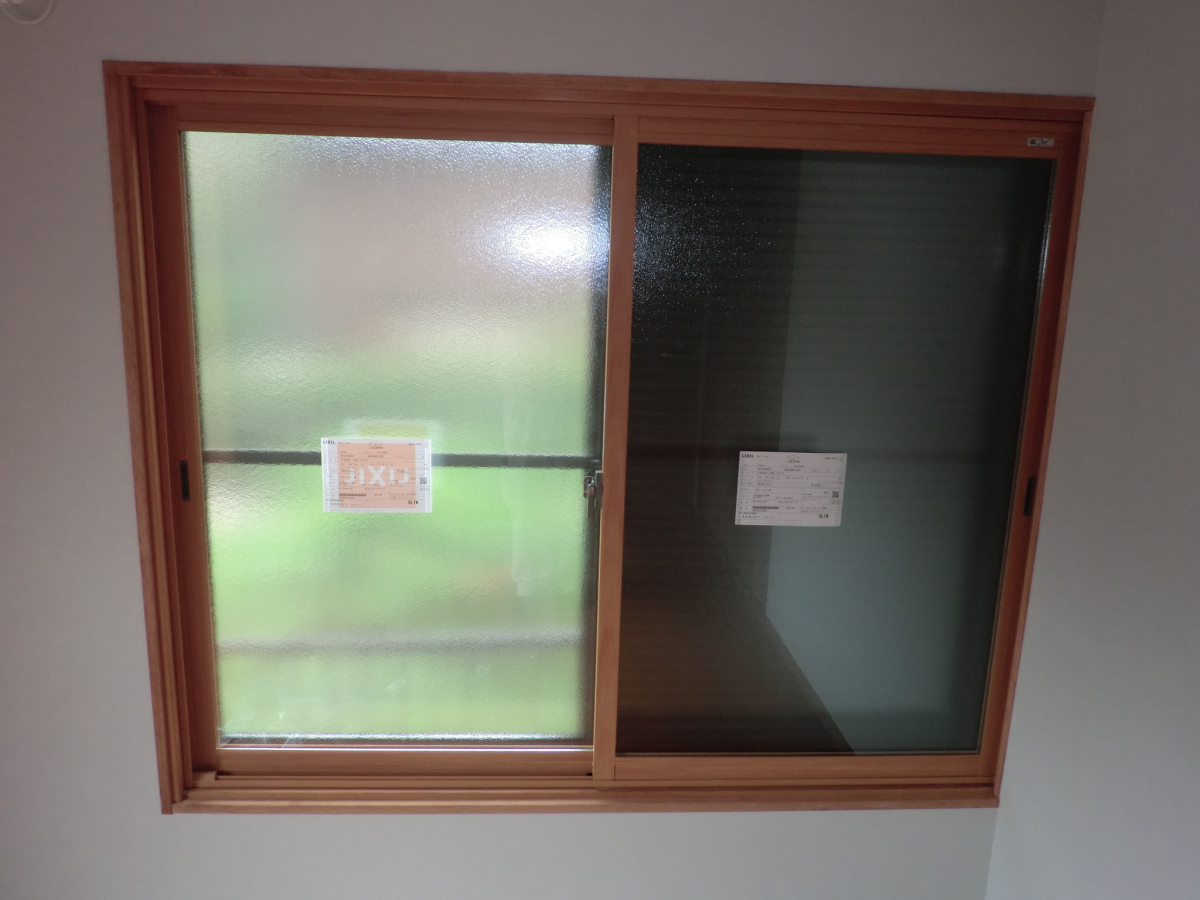 県南サッシトーヨー住器の内窓で、季節に合わせた心地よさ。手軽にできる、窓の断熱リフォーム！断熱内窓（二重窓）インプラスの施工後の写真1