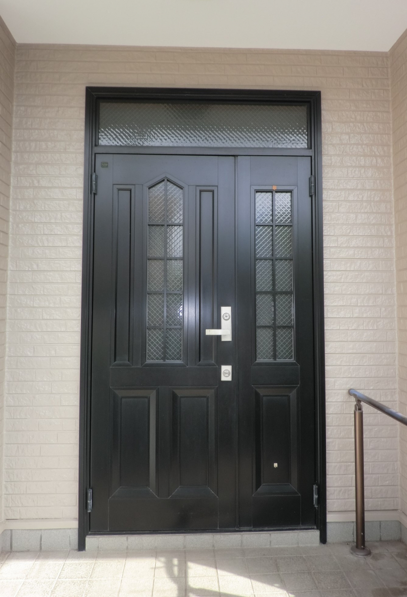 県南サッシトーヨー住器の超大型補助金！　【玄関ドア】が追加！　窓改修と同一契約内で行う【玄関ドア】改修が追加になりました。の施工前の写真1