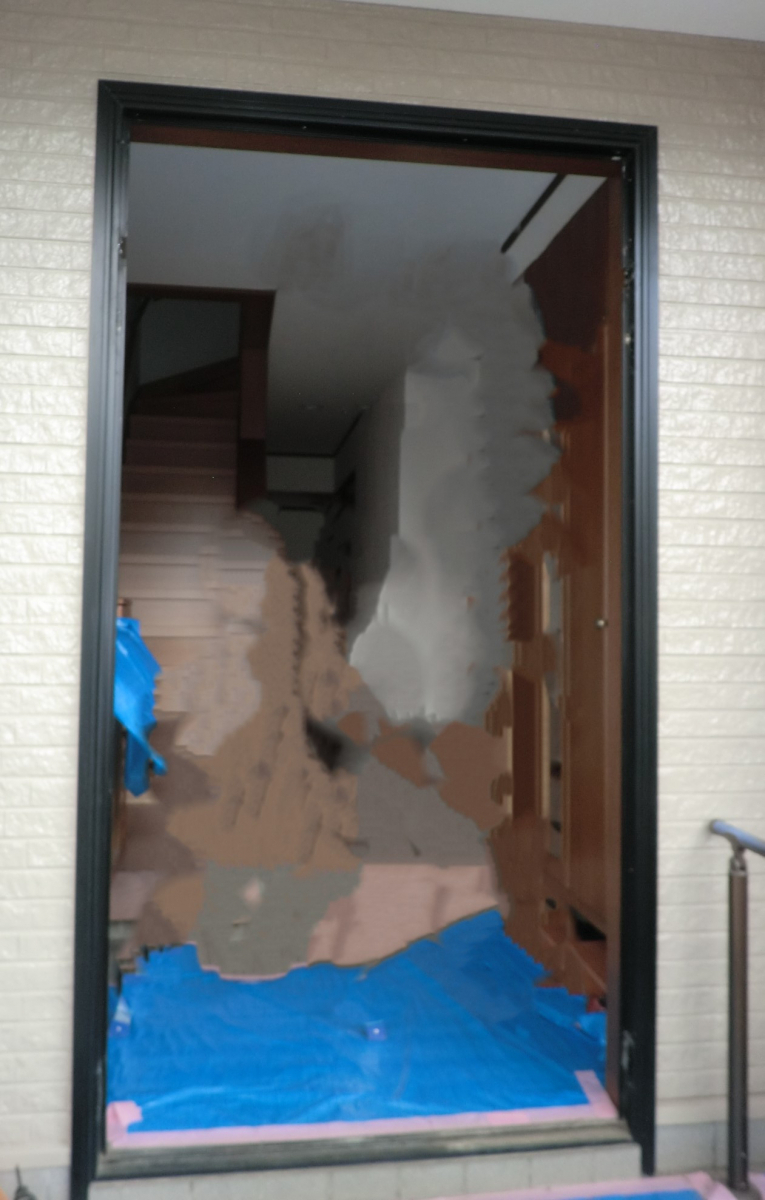 県南サッシトーヨー住器の超大型補助金！　【玄関ドア】が追加！　窓改修と同一契約内で行う【玄関ドア】改修が追加になりました。の施工前の写真2