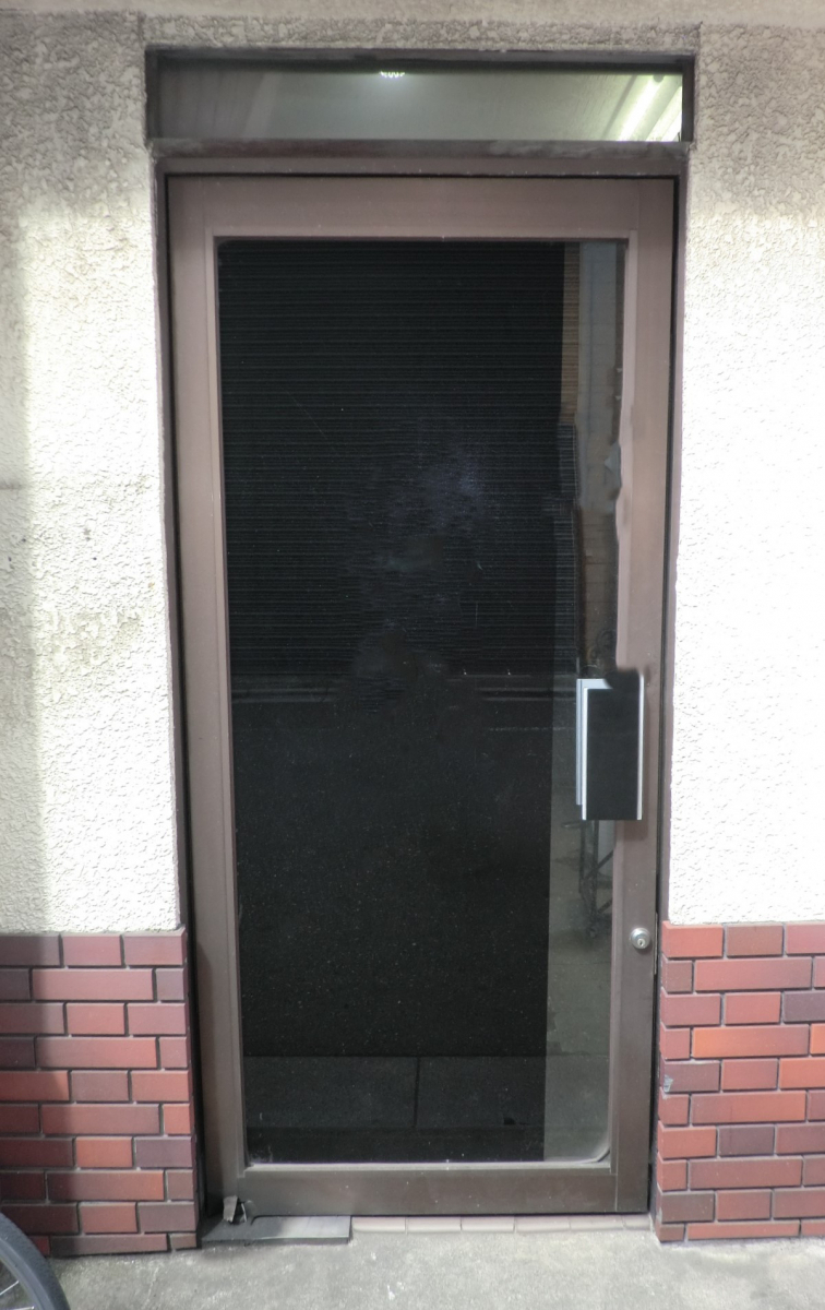 県南サッシトーヨー住器の店舗入口も 1日で玄関リフォームできる秘密は 『カバー工法』スピーディー・ローコスト・ストレスフリーの施工前の写真1
