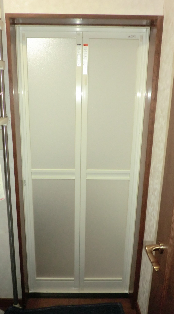 県南サッシトーヨー住器の古くなった浴室ドアを、カンタン工事でパッと交換。壁工事不要でスピーディー！既設ドアのメーカー問わずの施工後の写真1