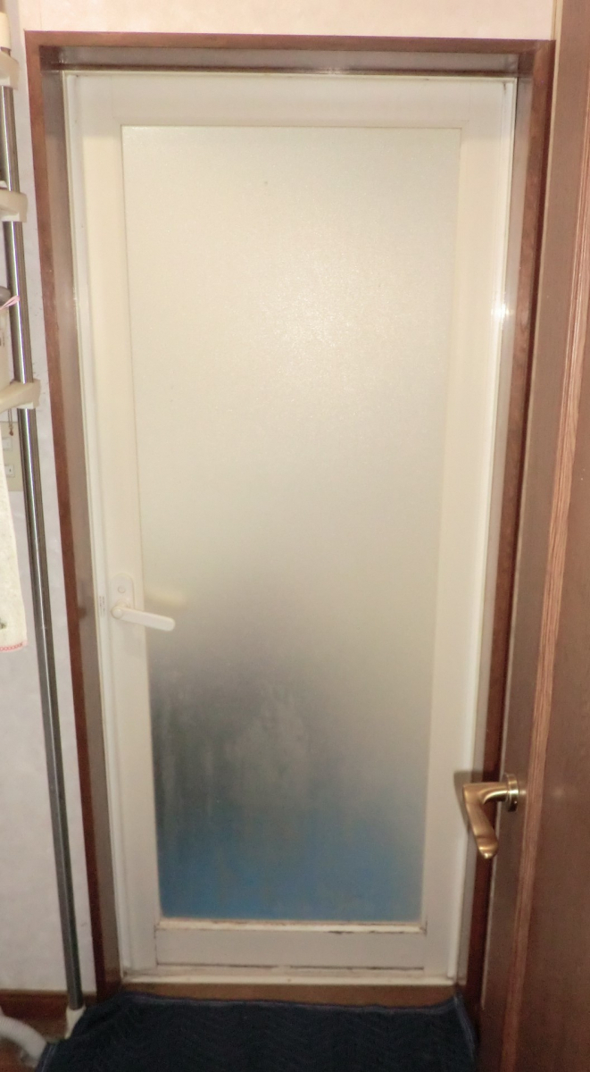 県南サッシトーヨー住器の古くなった浴室ドアを、カンタン工事でパッと交換。壁工事不要でスピーディー！既設ドアのメーカー問わずの施工前の写真1