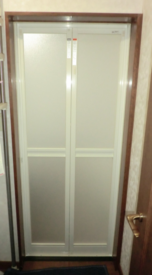 県南サッシトーヨー住器の古くなった浴室ドアを、カンタン工事でパッと交換。壁工事不要でスピーディー！既設ドアのメーカー問わず施工事例写真1