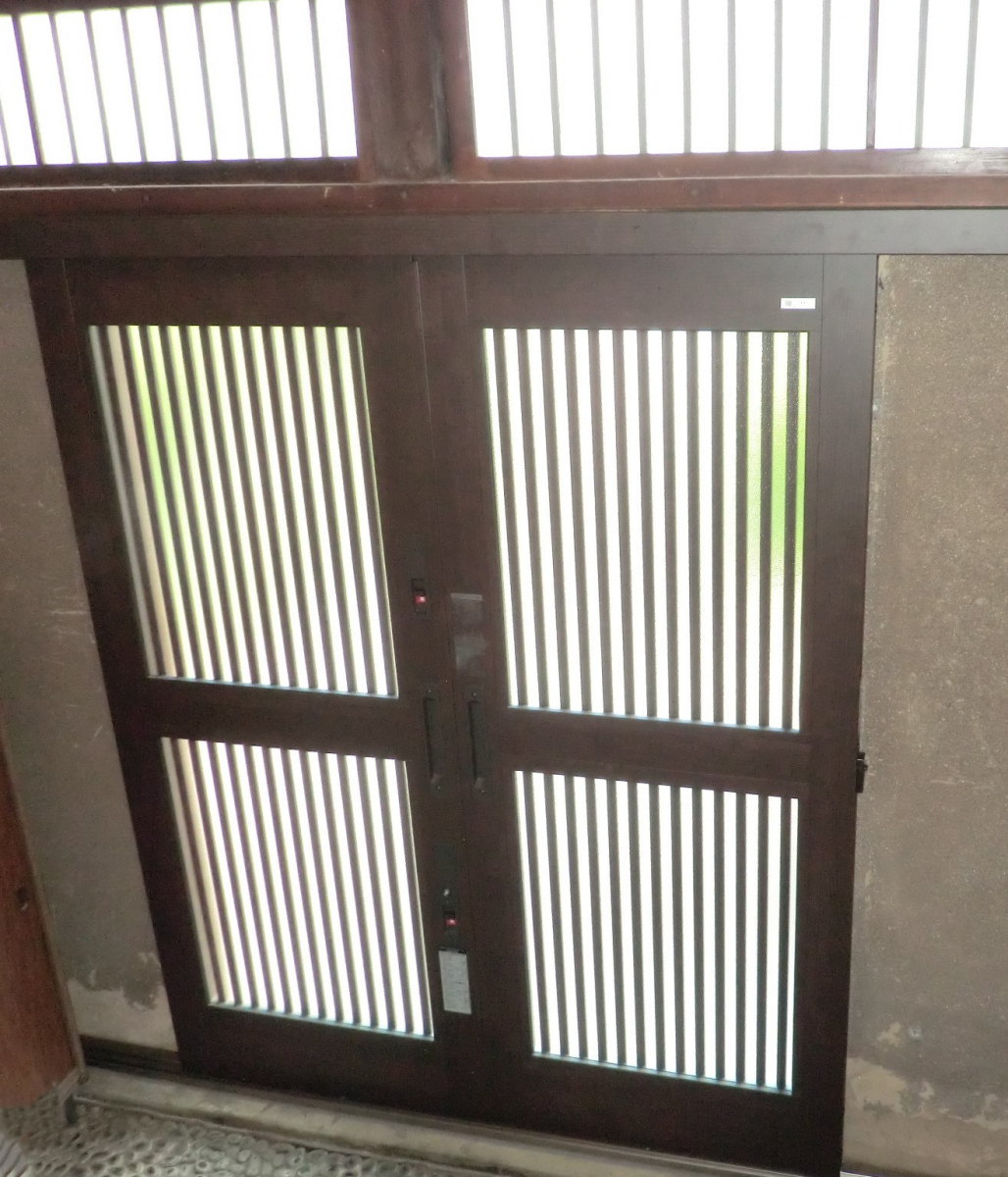県南サッシトーヨー住器のLIXIL 玄関引戸 花伝ｋ6　断熱性にすぐれた断熱引戸、リーズナブルで多彩なデザインをご用意の施工後の写真2