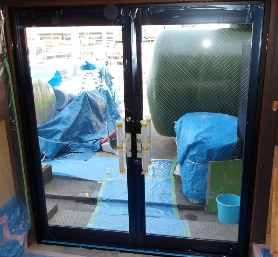 県南サッシトーヨー住器の木造の店舗併用住宅や事務所などに、幅広くお使いいただける汎用ドア・引戸です。の施工後の写真2