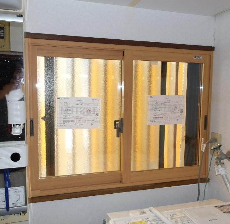 県南サッシトーヨー住器のトイレや洗面所の小窓にも内窓【インプラス】で快適に。の施工後の写真2