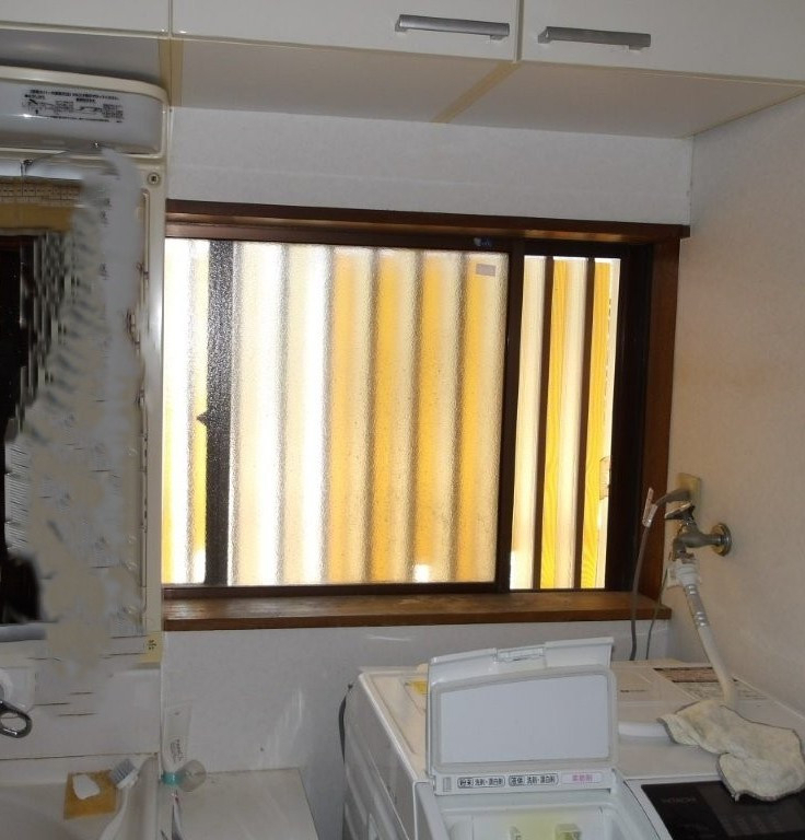 県南サッシトーヨー住器のトイレや洗面所の小窓にも内窓【インプラス】で快適に。の施工前の写真2