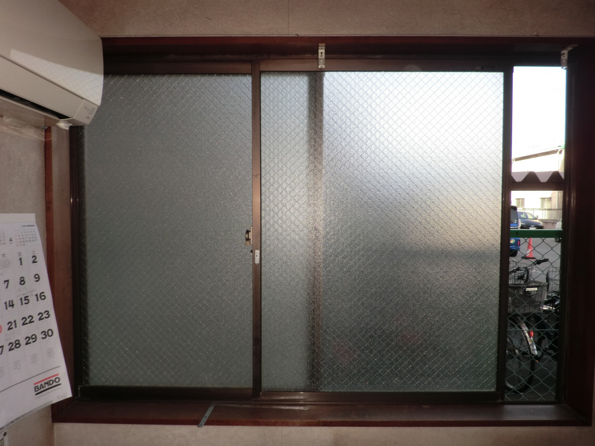 県南サッシトーヨー住器の【先進的窓リノベ2025事業】断熱性能に優れた窓・ドアの設置をするとつかえるリフォーム補助金制度！！の施工前の写真2