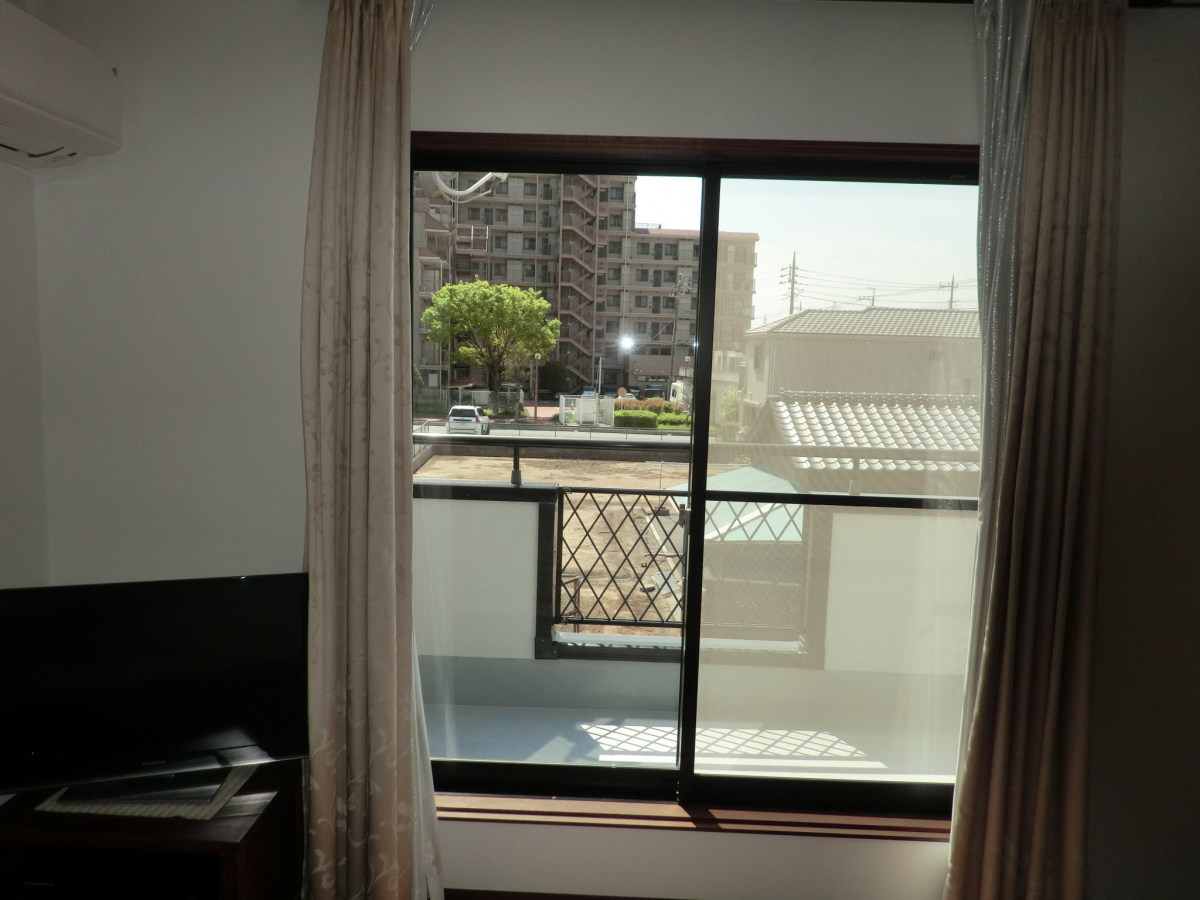 県南サッシトーヨー住器の窓・ドア断熱リフォームが今ならお得に!先進的な断熱性能の窓・ドアへ改修するリフォームに対しての補助金の施工前の写真1