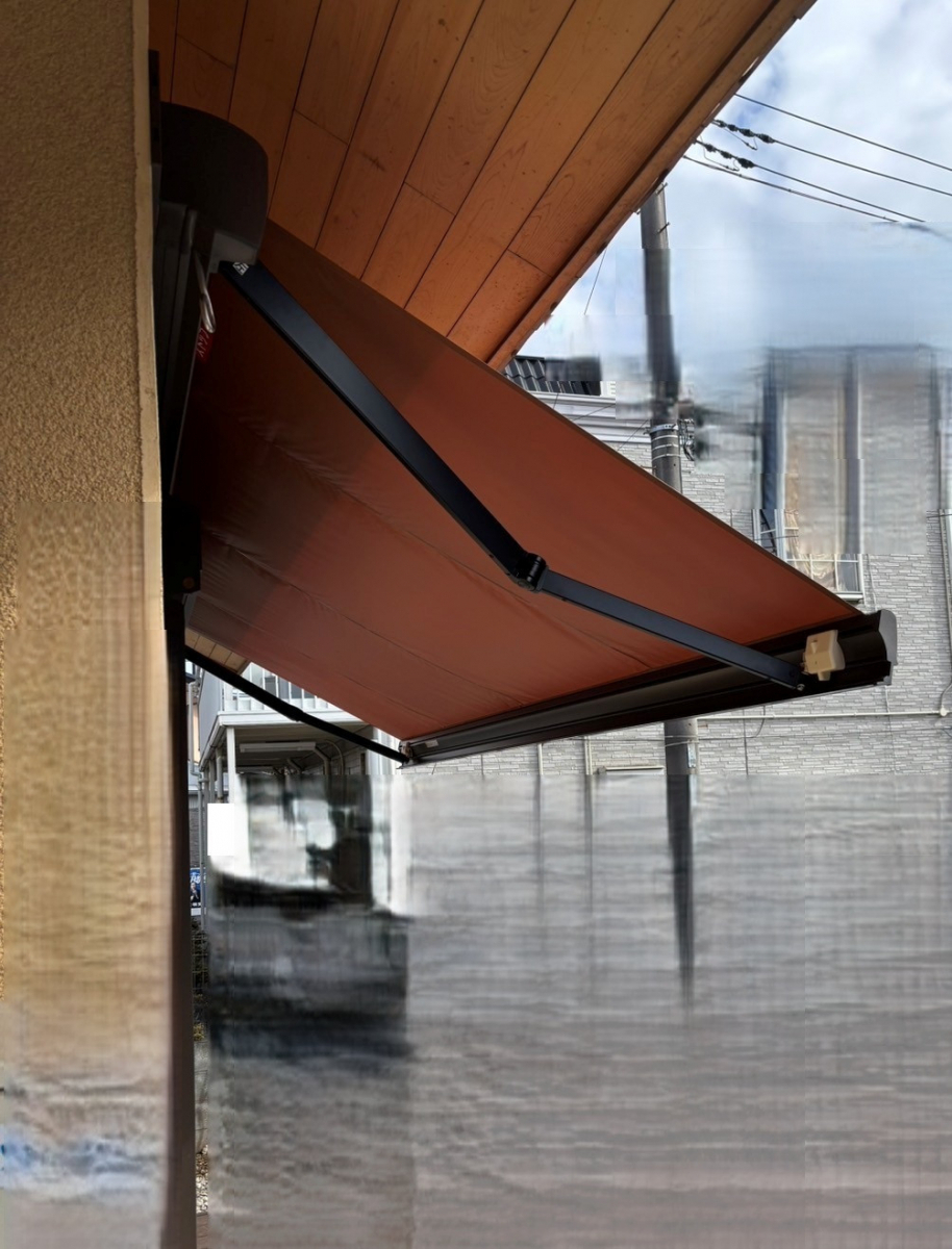 県南サッシトーヨー住器の日差しや雨を防いで、テラスを心地よく。LIXIL『オーニング　彩風あやかぜ』の施工後の写真2