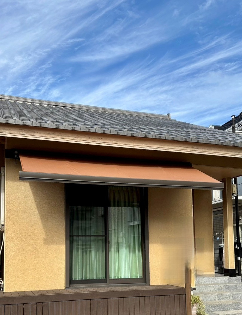 県南サッシトーヨー住器の日差しや雨を防いで、テラスを心地よく。LIXIL『オーニング　彩風あやかぜ』の施工後の写真3