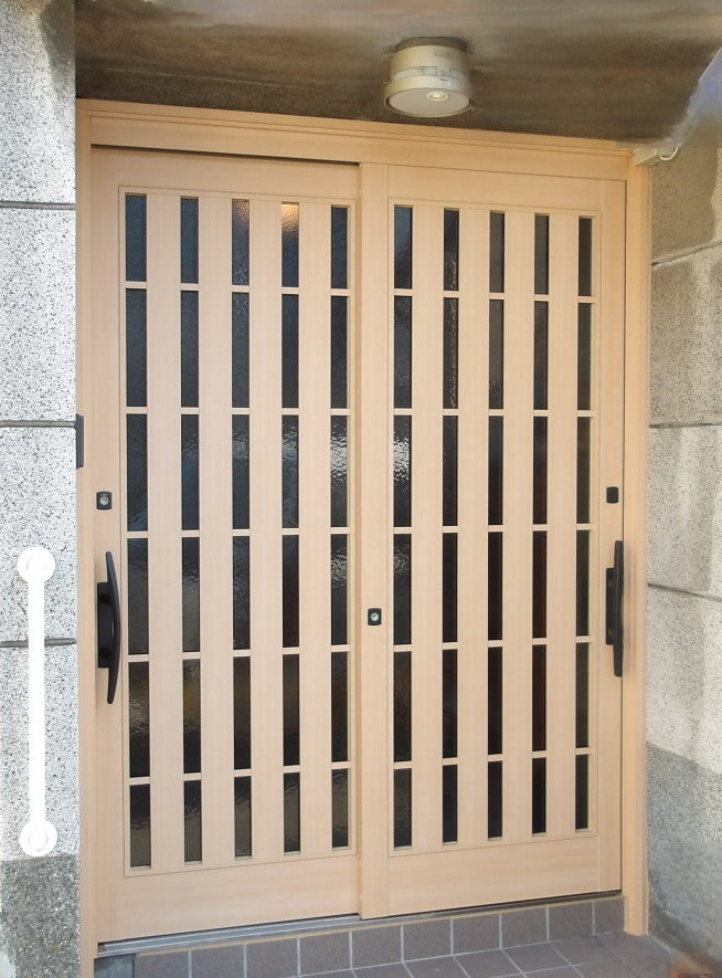 県南サッシトーヨー住器のお好みの引戸を選んで、理想のイメージの玄関にしませんか？玄関引戸ひとつで住まいの印象が変わります。の施工後の写真1