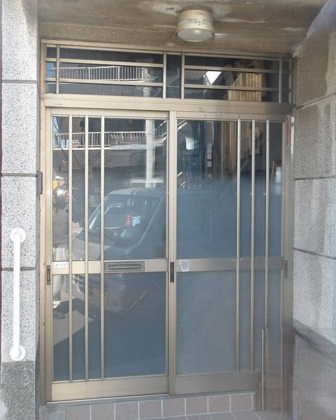 県南サッシトーヨー住器のお好みの引戸を選んで、理想のイメージの玄関にしませんか？玄関引戸ひとつで住まいの印象が変わります。の施工前の写真1