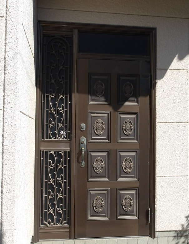 県南サッシトーヨー住器の玄関の冷え込みが厳しい季節・・・お住まいの地域に合わせ、最適な断熱性能の玄関へリフォームしませんか？の施工前の写真1