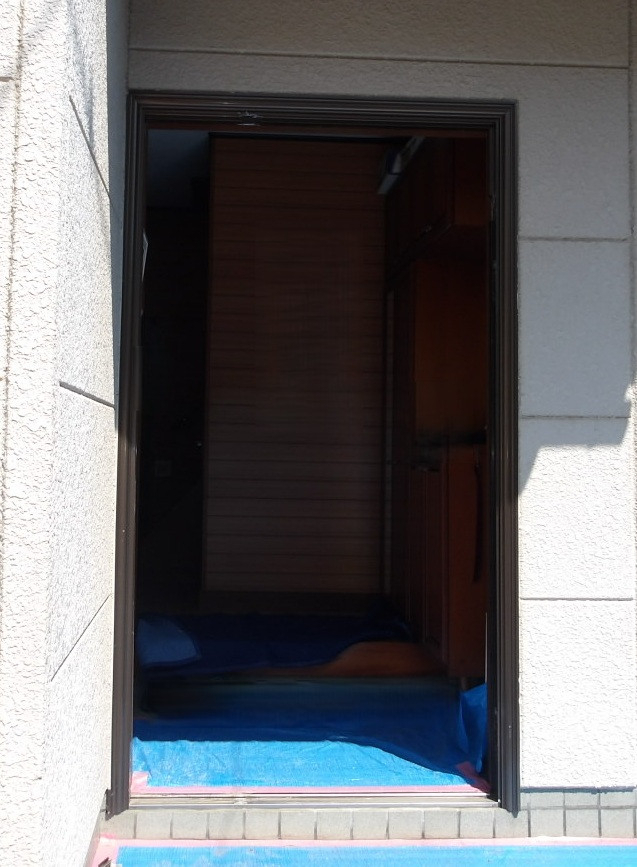 県南サッシトーヨー住器の玄関の冷え込みが厳しい季節・・・お住まいの地域に合わせ、最適な断熱性能の玄関へリフォームしませんか？の施工前の写真2