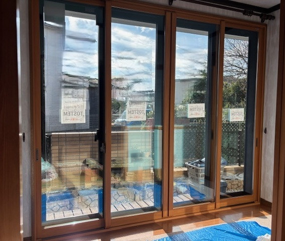 県南サッシトーヨー住器のかんたん窓リフォームで悩みだったすきま風を解消。冬もあたたかいリビングに。の施工後の写真1