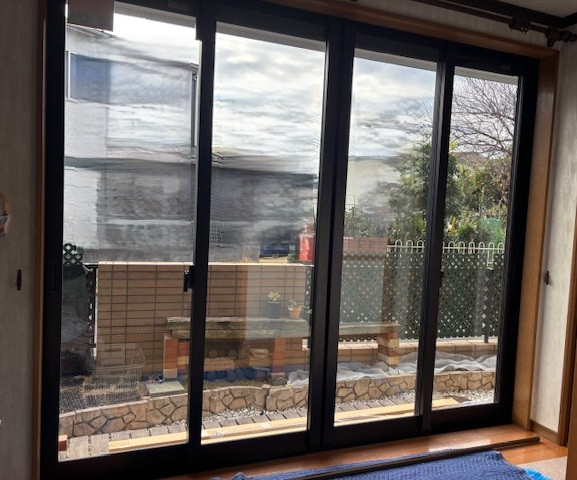 県南サッシトーヨー住器のかんたん窓リフォームで悩みだったすきま風を解消。冬もあたたかいリビングに。の施工前の写真1