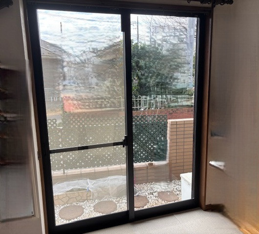 県南サッシトーヨー住器のかんたん窓リフォームで悩みだったすきま風を解消。冬もあたたかいリビングに。の施工前の写真2