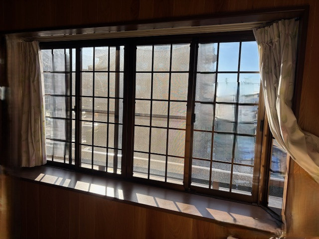県南サッシトーヨー住器のパッと窓リフォームで結露軽減ですっきりとした窓辺に。さらに防音効果も実感。の施工前の写真1