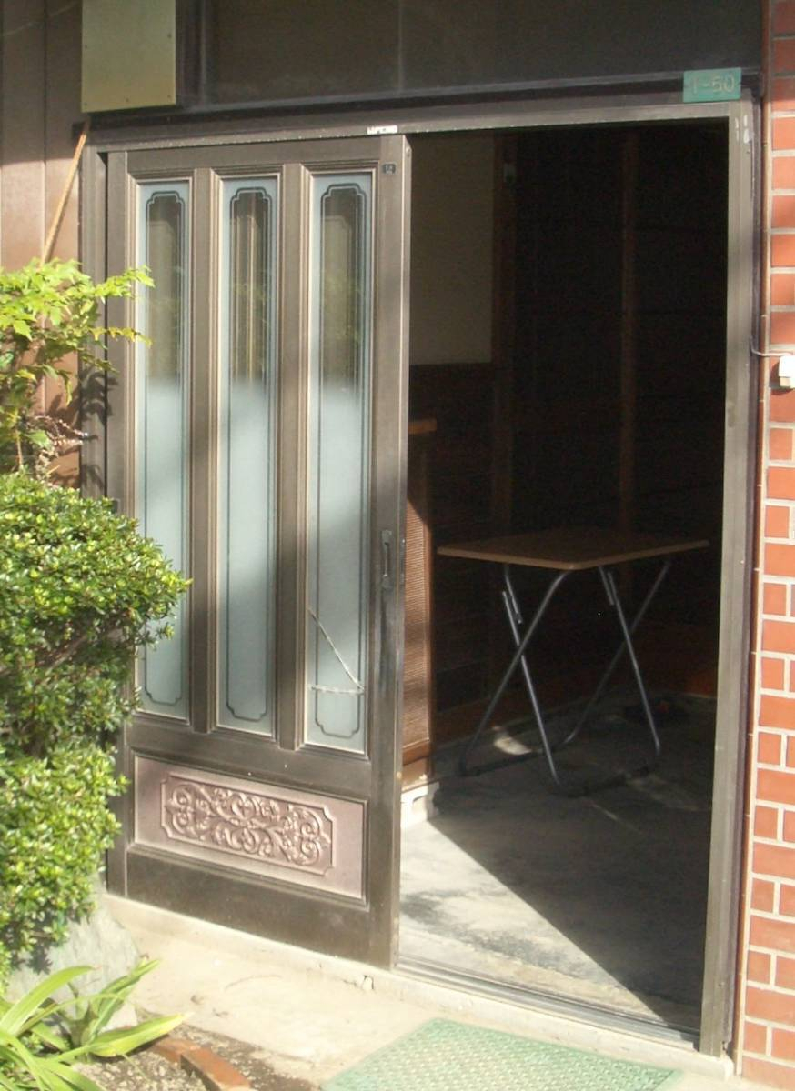 県南サッシトーヨー住器の玄関ドア　リフォームの施工前の写真1